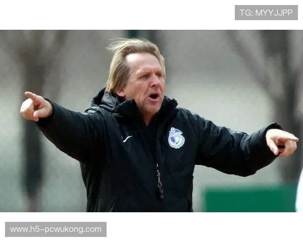 亚历克斯·摩根训练完直接拎爱马仕去接娃？